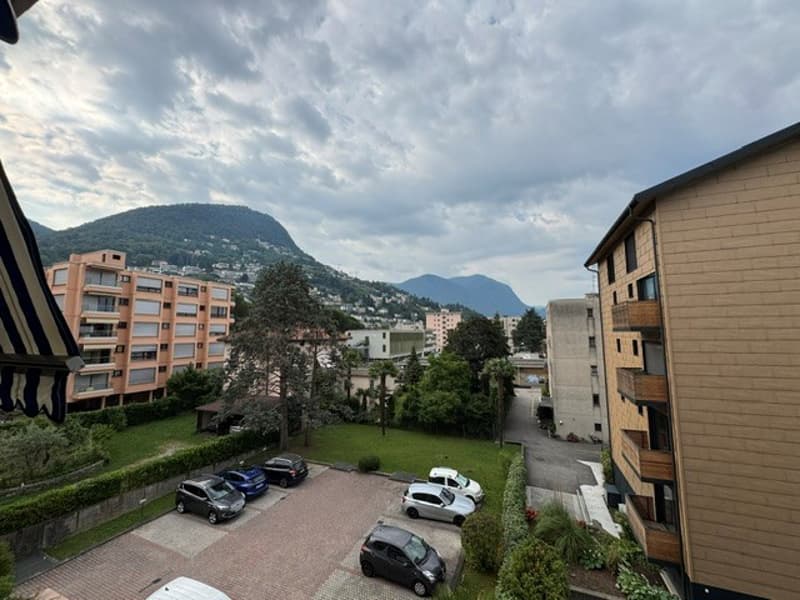 3.5 locali con vista aperta sulla città e montagne e due posti auto (3)