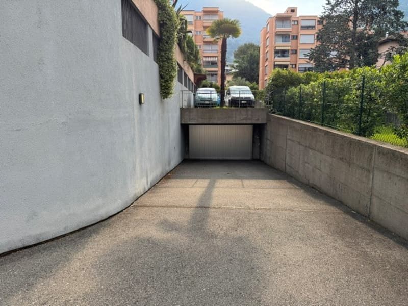 3.5 locali con vista aperta sulla città e montagne e due posti auto (20)