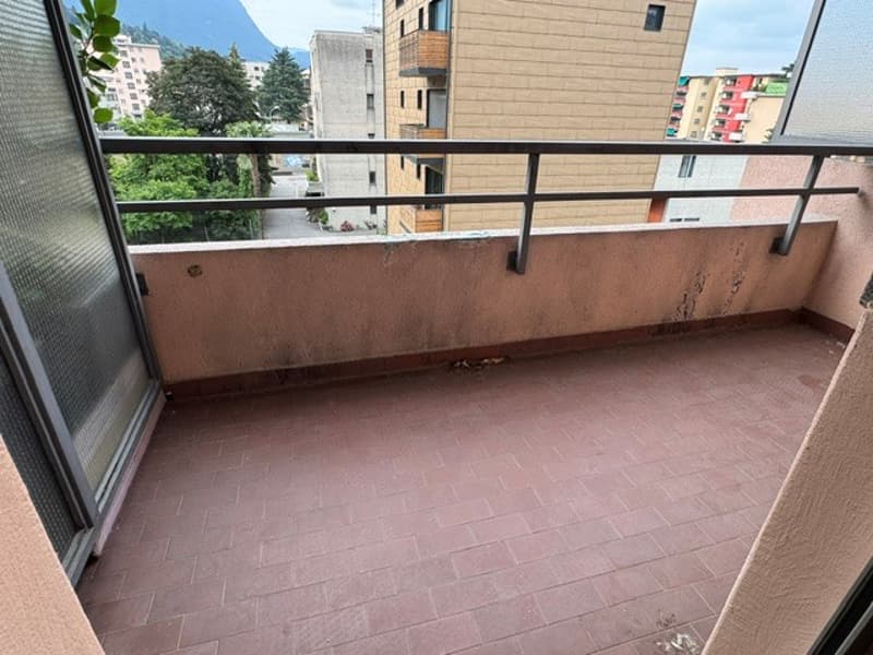 3.5 locali con vista aperta sulla città e montagne e due posti auto (14)