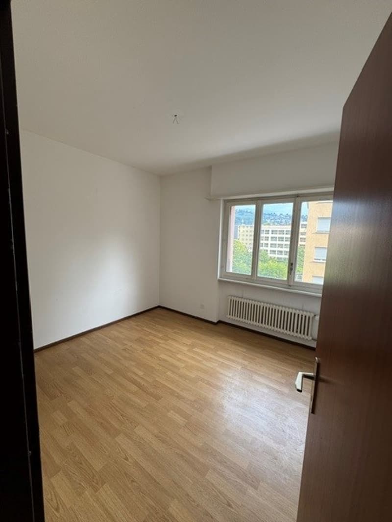 3.5 locali con vista aperta sulla città e montagne e due posti auto (17)
