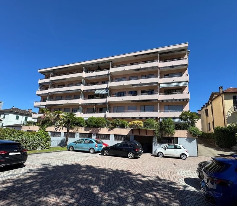 3.5 locali con vista aperta sulla città e montagne e due posti auto (5)