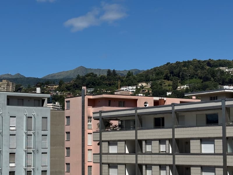 3.5 locali con vista aperta sulla città e montagne e due posti auto (4)