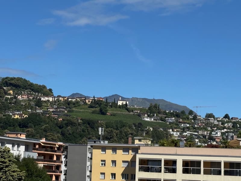 3.5 locali con vista aperta sulla città e montagne e due posti auto (3)