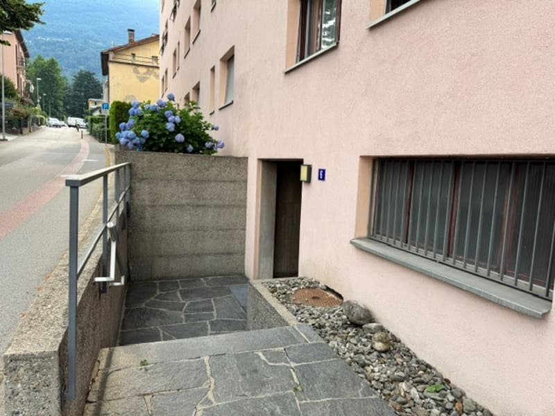 3.5 locali con vista aperta sulla città e montagne e due posti auto (8)