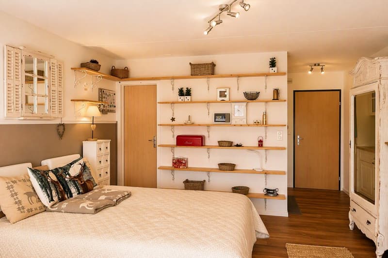 Möblierte und heimelige 1.5-Zimmerwohnung mit Balkon in Obersaxen (3)