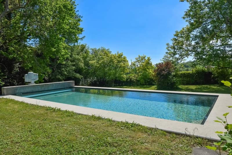 Exceptionnelle maison avec piscine entourée de zone agricole (2)