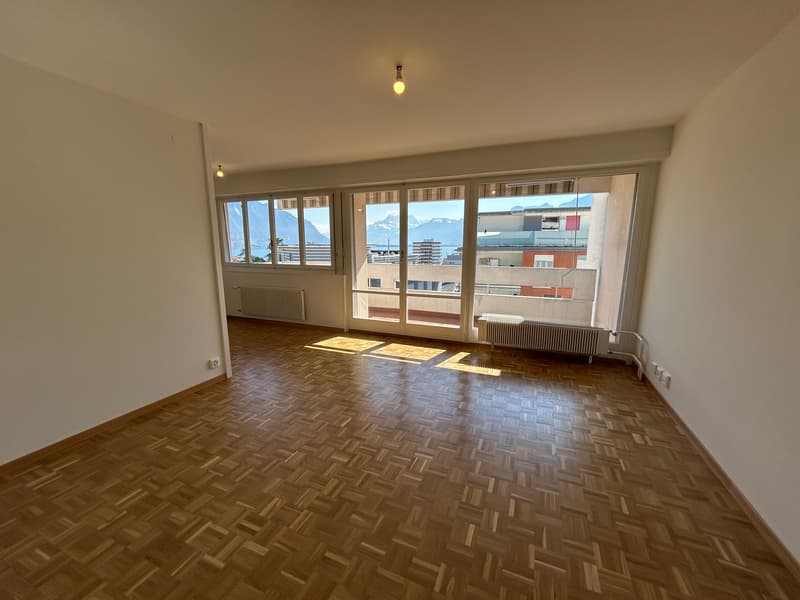 Appartement rénové de 3.5 pièces avec vue sur le lac, 6ème étage, env. 60 m2 (2)
