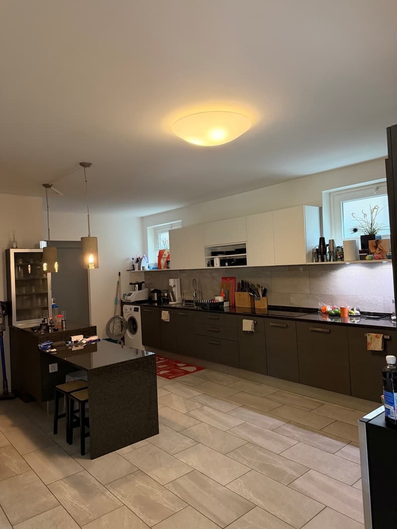 Grand et bel appartement de 2.5 pièces, intégré dans une villa individuelle, au rez de chaussée, env. 81 m2. (1)