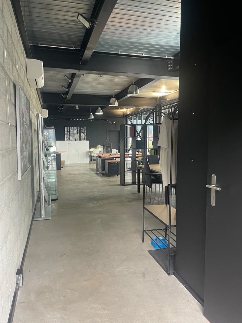 Surface commerciale d'env. 104 m2, de plain pied avec grande vitrine (8)