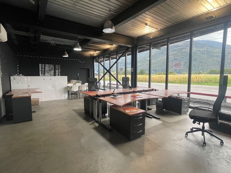 Surface commerciale d'env. 104 m2, de plain pied avec grande vitrine (2)
