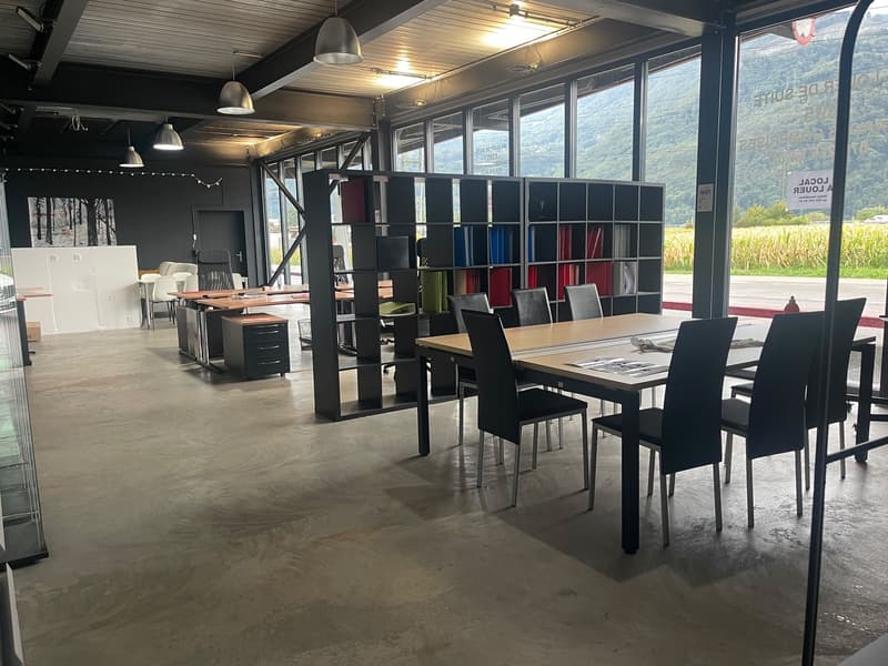 Surface commerciale d'env. 104 m2, de plain pied avec grande vitrine (3)