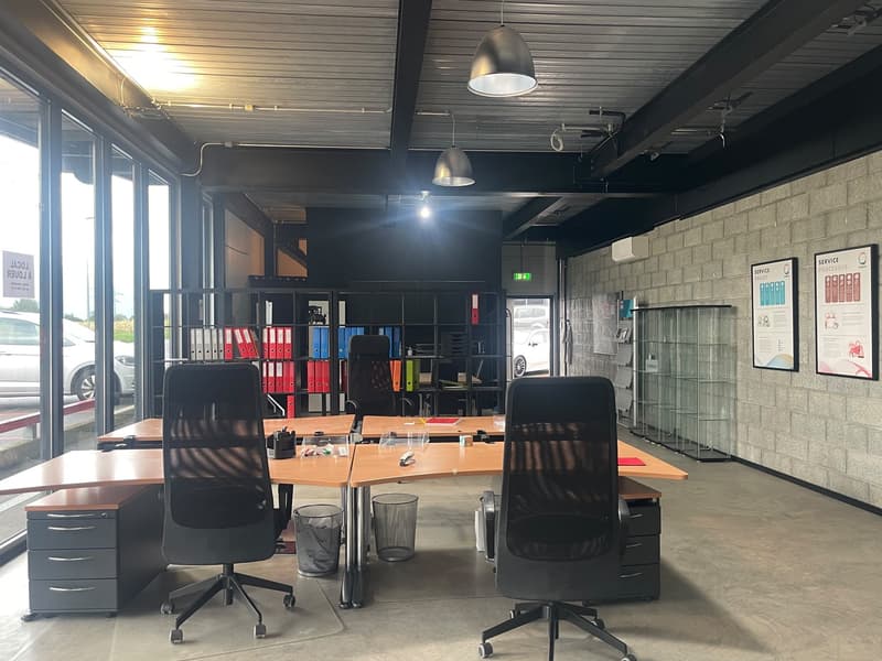 Surface commerciale d'env. 104 m2, de plain pied avec grande vitrine (4)