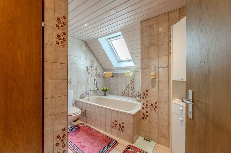 Badezimmer mit Badewanne (Obergeschoss)