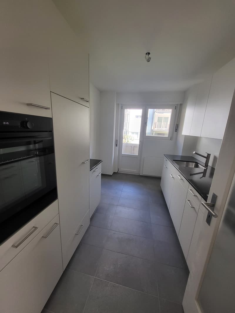 Charmante 2-Zimmer-Wohnung mit Balkon und Bergblick in Hilterfingen (1)