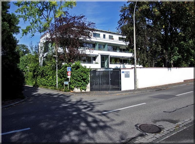 Helle 4.5-Zimmer-Wohnung mit Balkon Nähe Zentrum und Dorf (1)