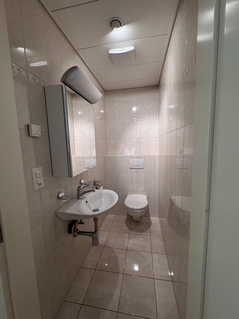 Helle 4.5-Zimmer-Wohnung mit Balkon Nähe Zentrum und Dorf (5)