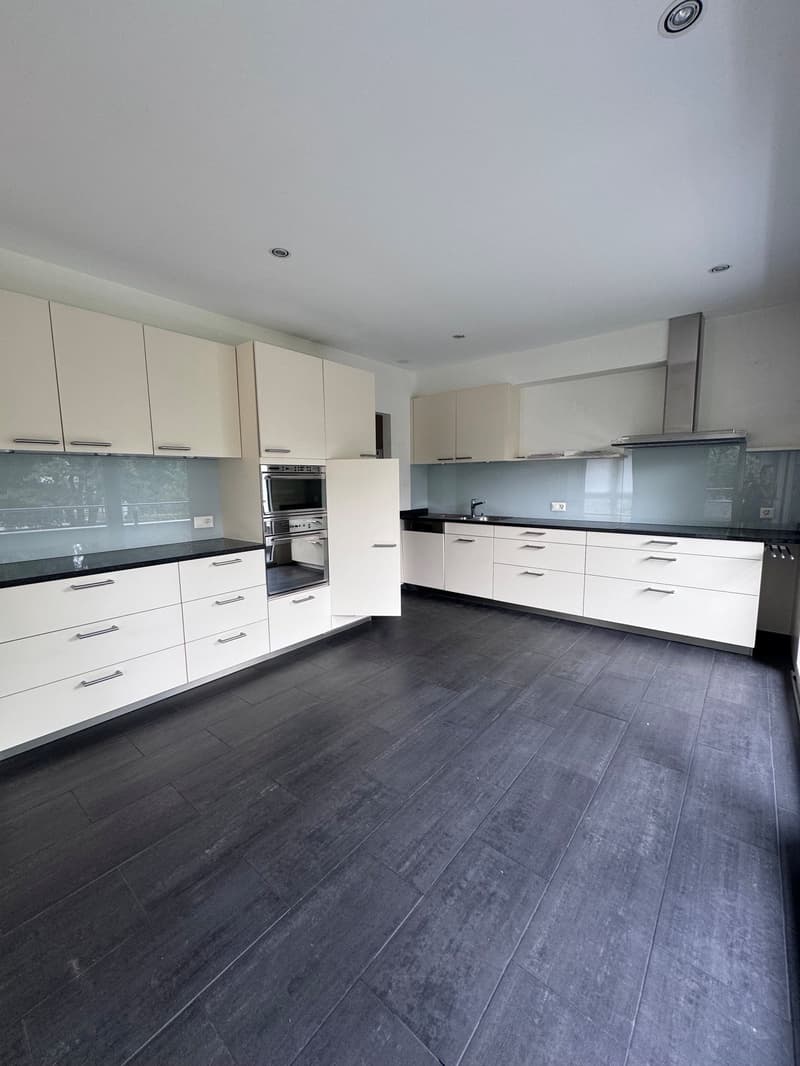 Helle 4.5-Zimmer-Wohnung mit Balkon Nähe Zentrum und Dorf (3)