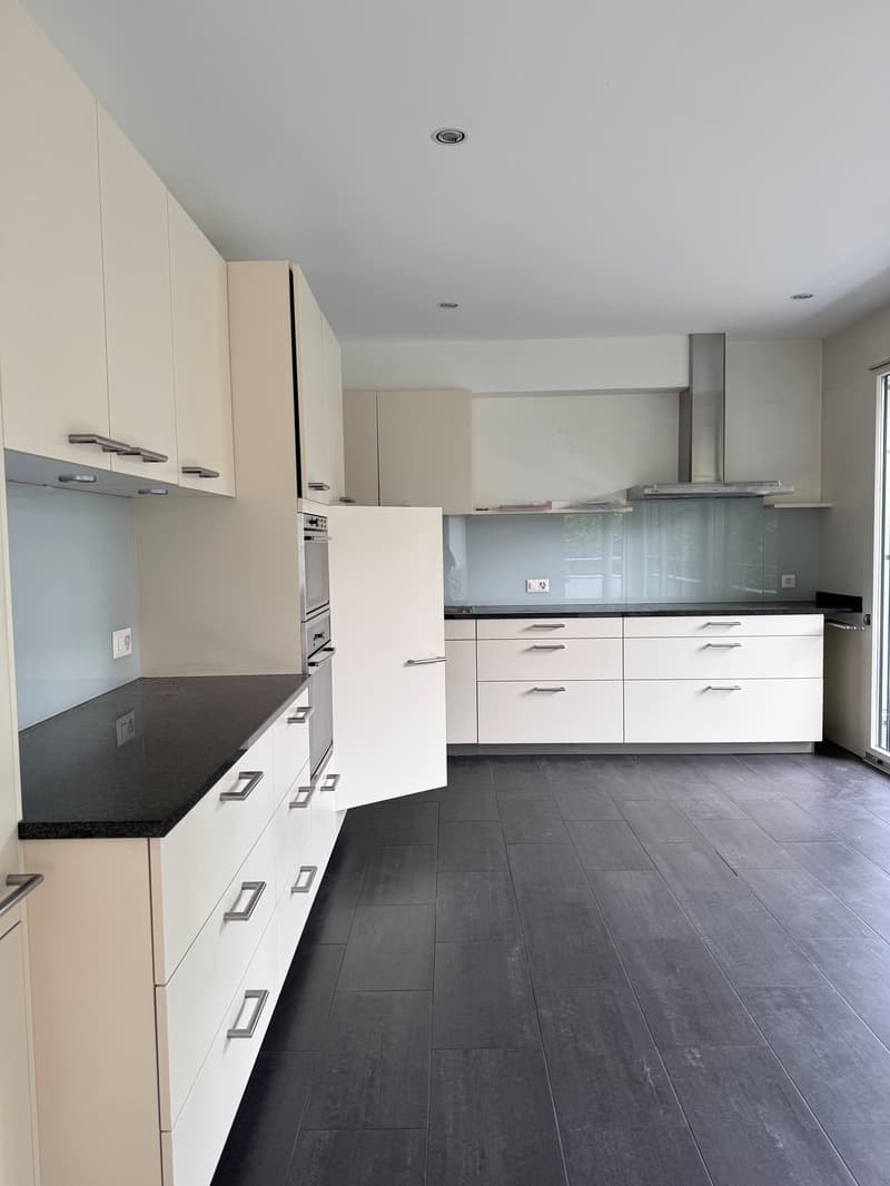 Helle 4.5-Zimmer-Wohnung mit Balkon Nähe Zentrum und Dorf (2)
