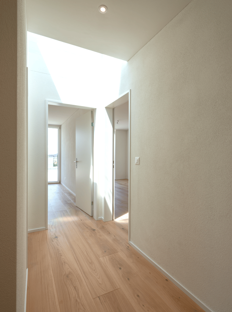 Innenraum mit Oblicht im Gang