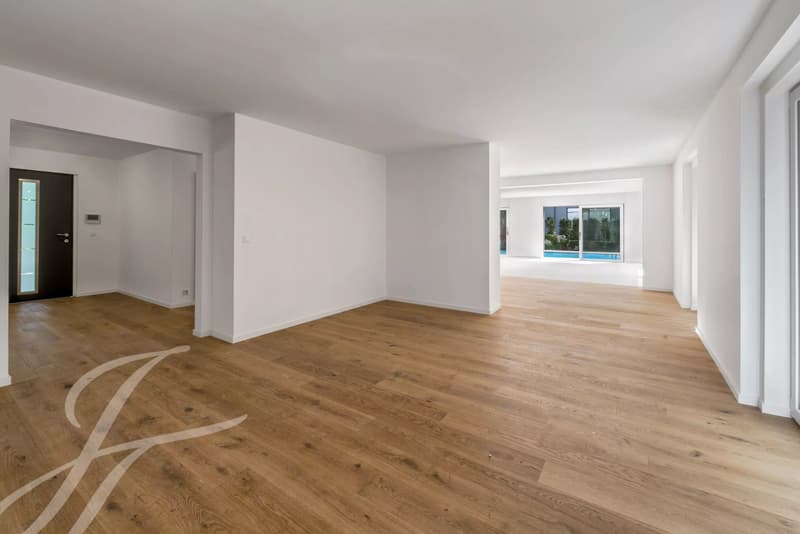 À quelques pas du rivage du lac : Villa rénovée avec piscine (12)