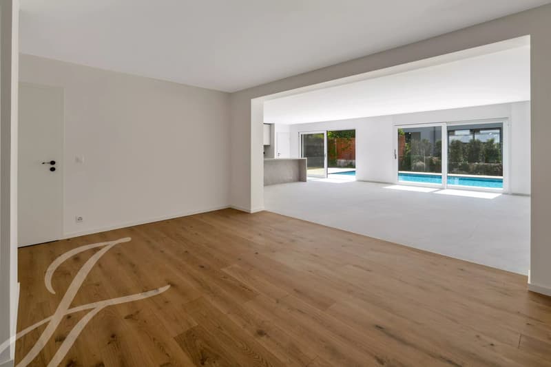 A few steps from the lake shore: Renovated villa with swimming pool (9)