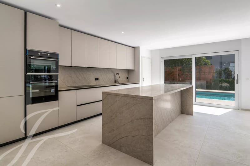 A few steps from the lake shore: Renovated villa with swimming pool (2)