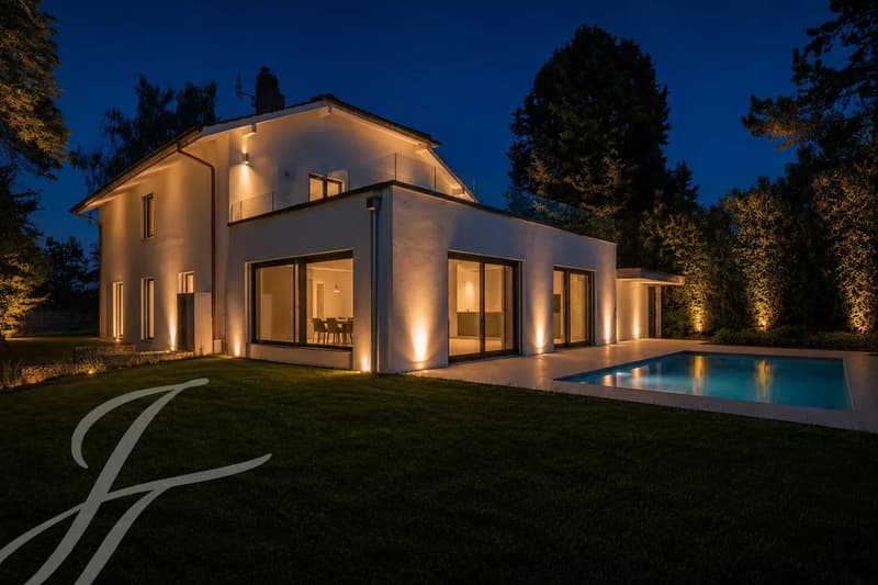 Ein paar Schritte vom Ufer des Sees entfernt: Renovierte Villa mit Swimmingpool (1)
