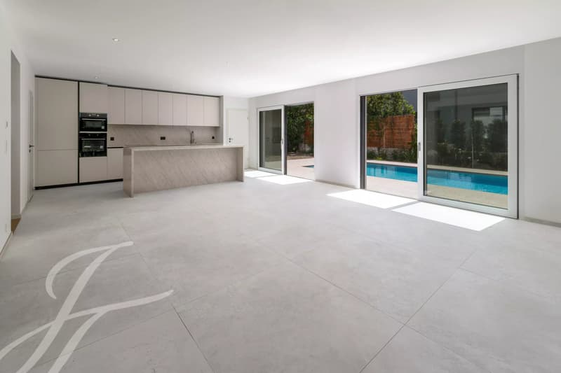 A few steps from the lake shore: Renovated villa with swimming pool (12)