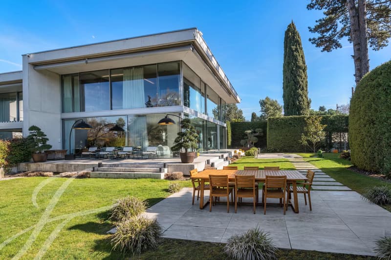 Bright villa in a residential area (1)