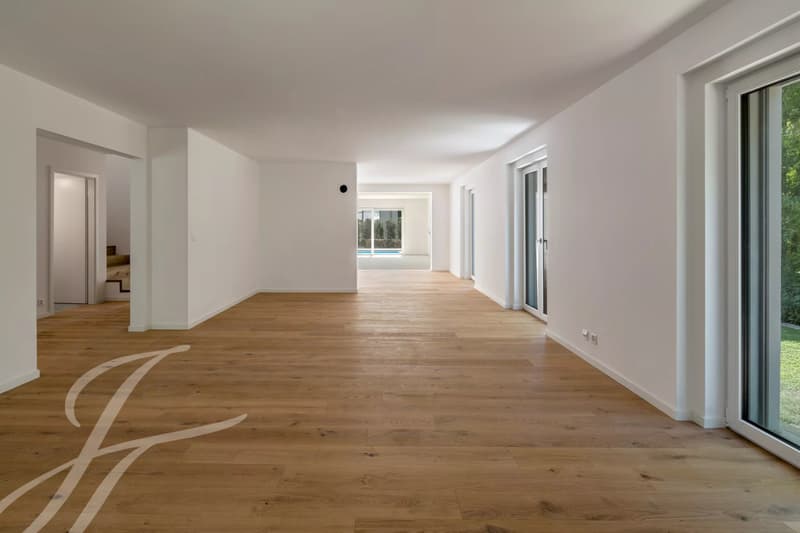 A few steps from the lake shore: Renovated villa with swimming pool (13)