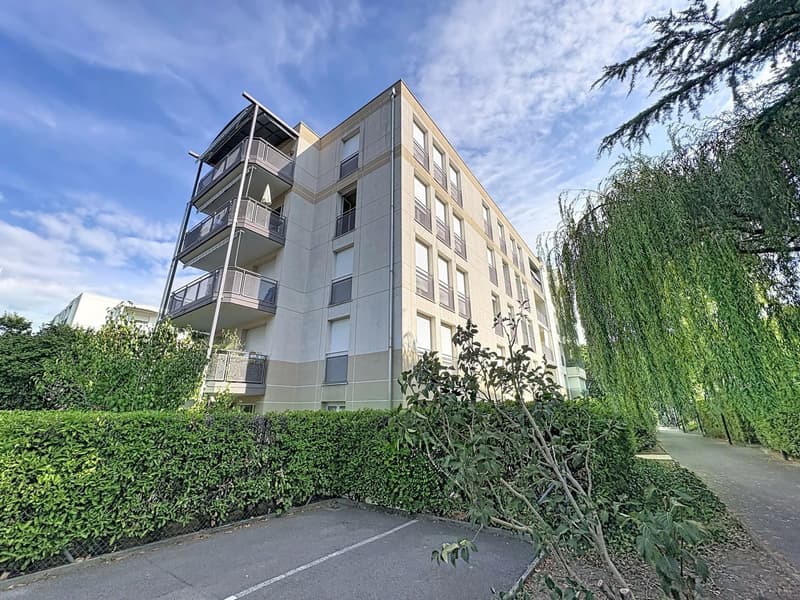 SPACIEUX 7 PIÈCES PROCHE DES ORGANISATIONS INTERNATIONALES (1)