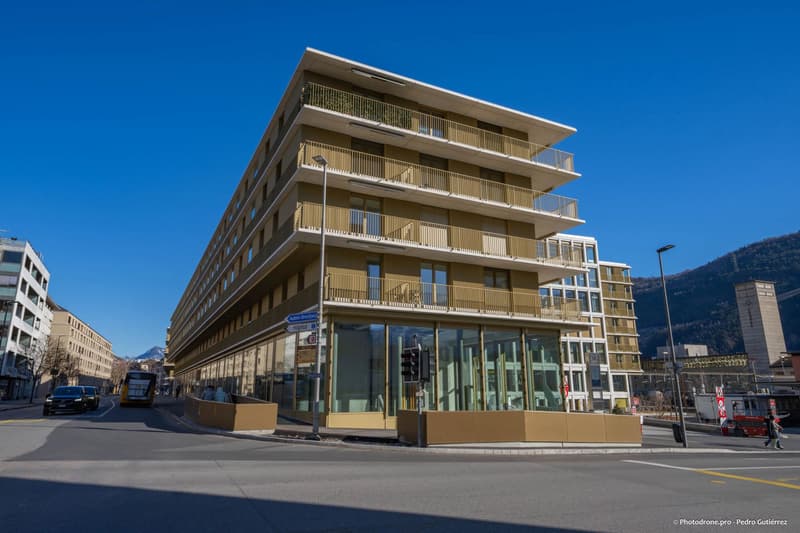 For rent ? 97 m² commercial space with exceptional visibility in Cour de Gare, Sion (2)