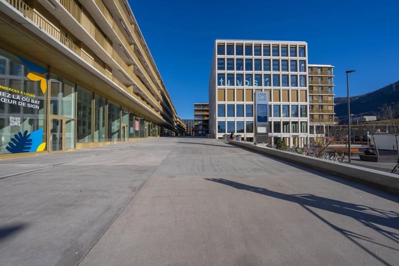For rent ? 97 m² commercial space with exceptional visibility in Cour de Gare, Sion (3)
