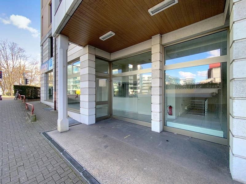 Schöne, geräumige Arkade in der Nähe der Nationen (3)