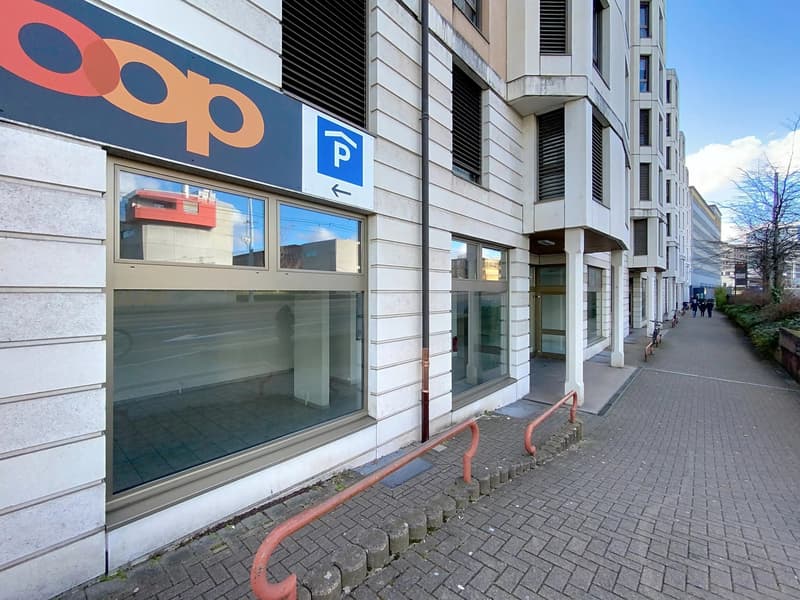Schöne, geräumige Arkade in der Nähe der Nationen (2)