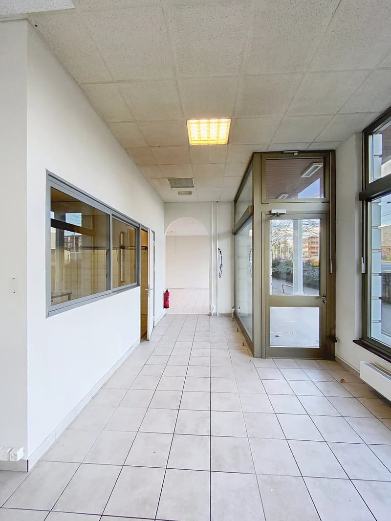 Schöne, geräumige Arkade in der Nähe der Nationen (6)