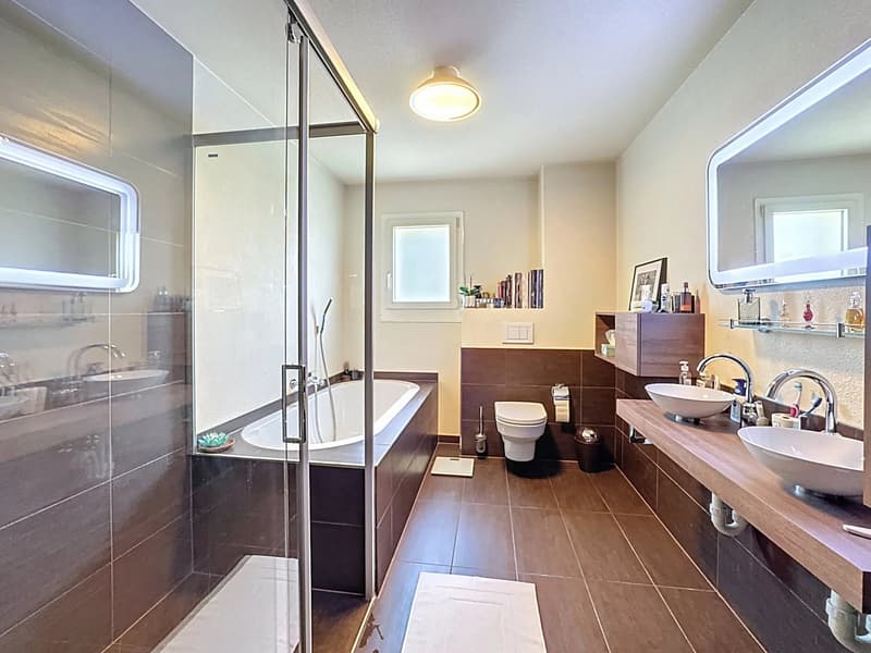 Atypical apartment with large living spaces and a lot of charm (7)