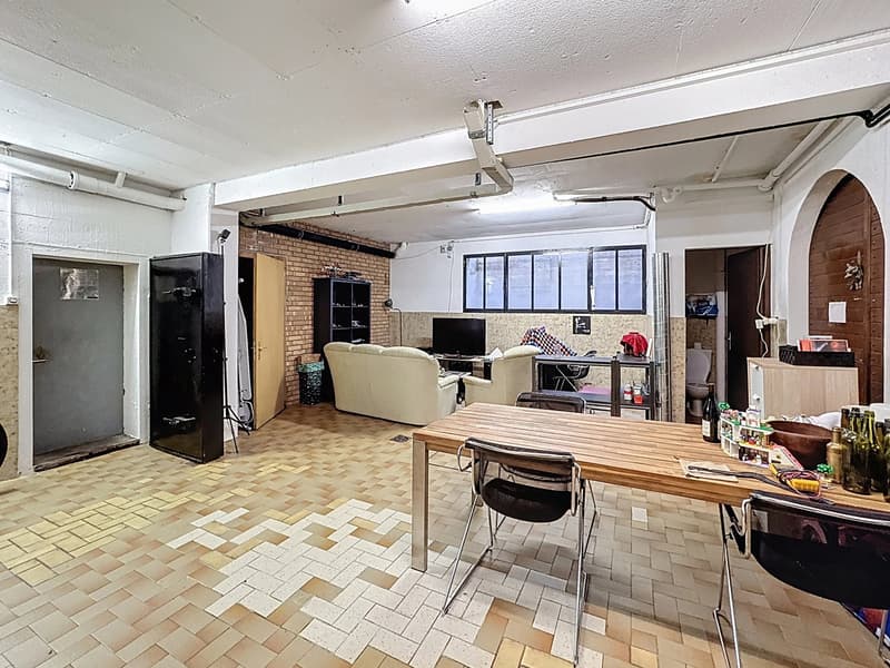 Versatile building ideal for investors (12)