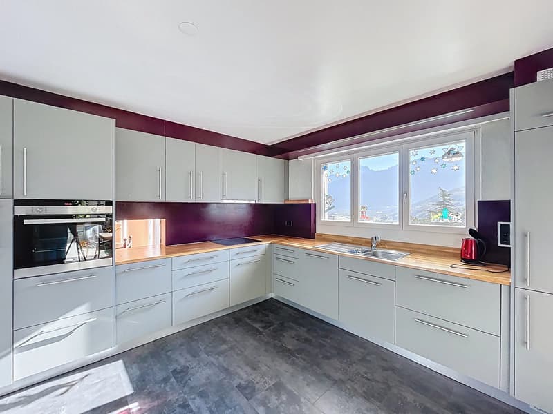 Spacious family house in a sought-after neighborhood (2)