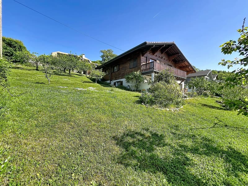 Plot with chalet in a green setting and lake view (1)