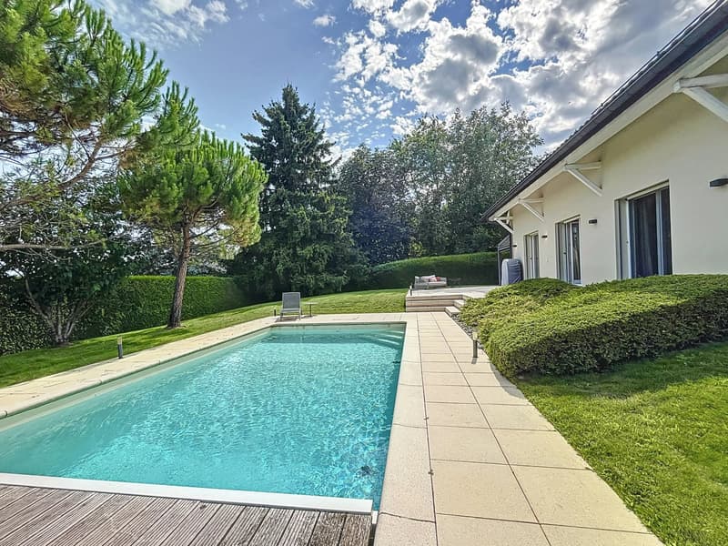 En exclusivité : Belle villa rénovée à proximité de Nyon (3)