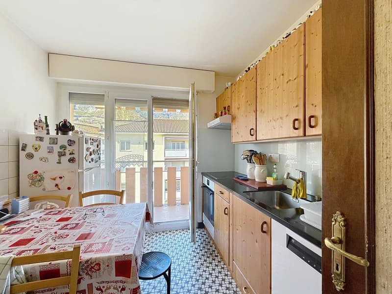 Spacious 4-room apartment with 110 m², balcony and great potential in Sierre (4)