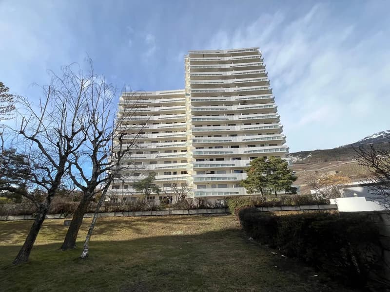 Luminoso appartamento di 4,5 locali con balcone e vista libera a Sierre (2)