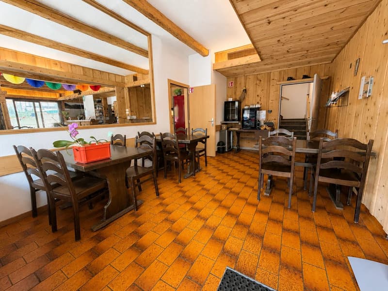 Établissement mixte avec partie hôtelière, restauration et appartement indépendant à Bourg-St-Pierre (3)