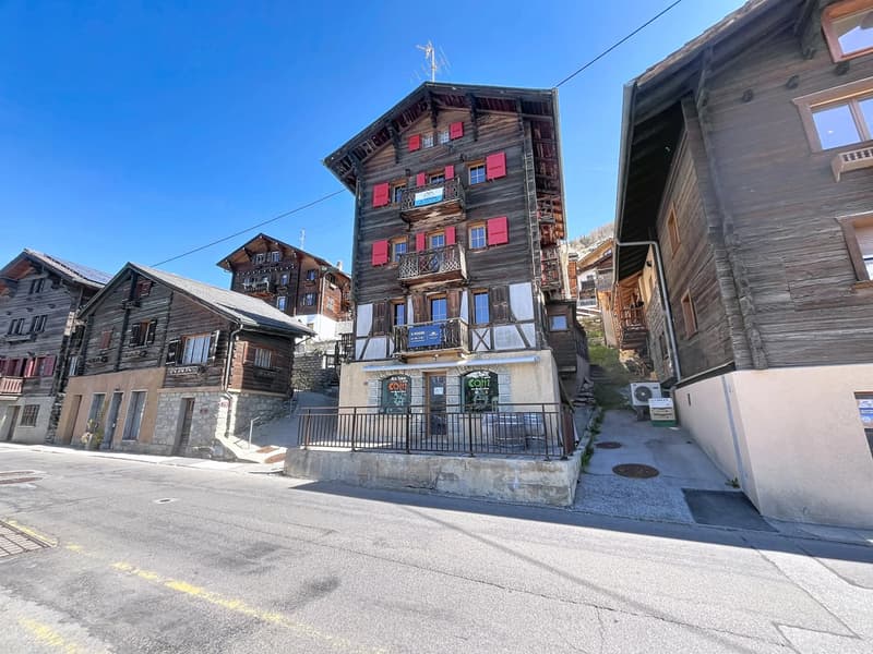 Appartement avec potentiel de rénovation et vue sur les montagnes (1)