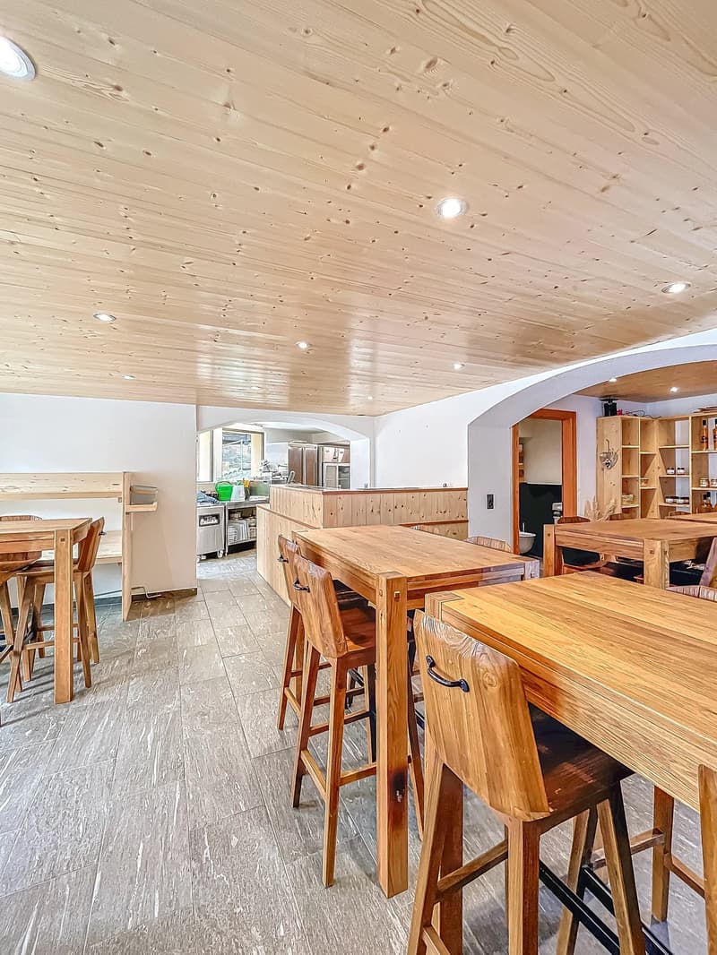 Charmant restaurant rénové dans un village authentique (2)