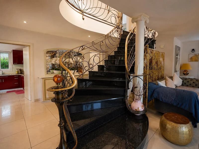 Spacieuse villa individuelle avec grand jardin à Sierre (1)