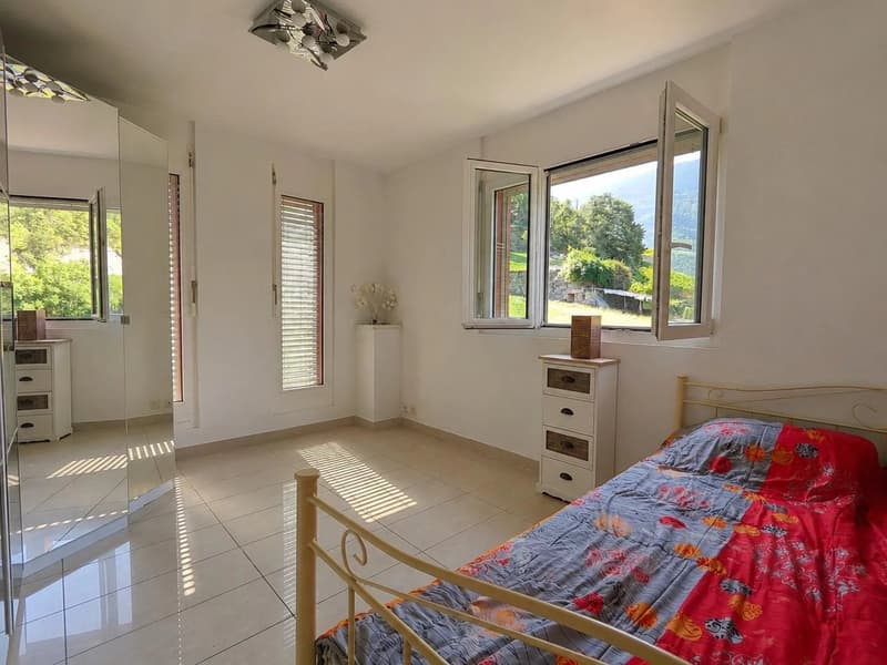 Spacieuse villa individuelle avec grand jardin à Sierre (12)