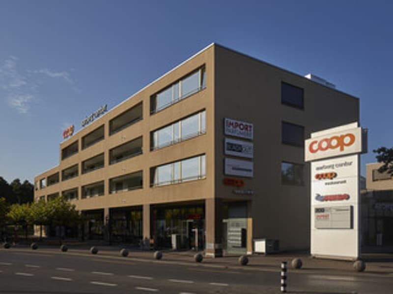 Spazio commerciale parzialmente costruito in affitto al centro di Aarberg (1)