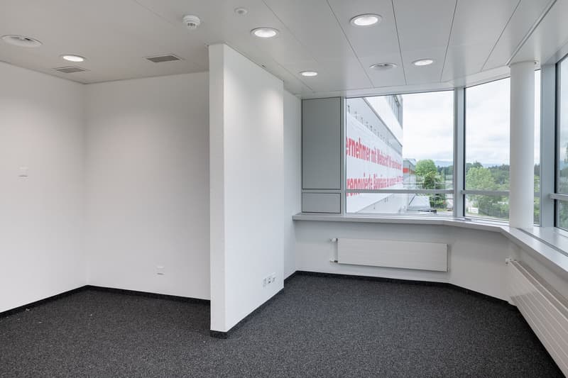 Spazi ufficio attraenti e moderni in affitto a Hinwil (2)